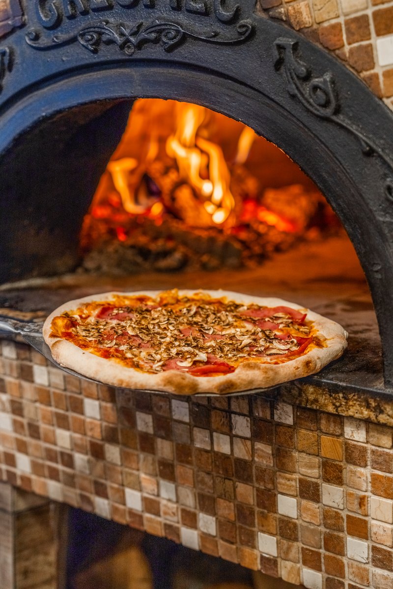 Włoska pizza z pieca opalanego drewnem